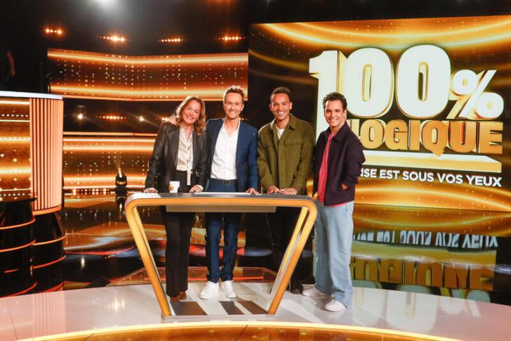 Cyril Féraud, Cendrine Dominguez, Mohamed Bouafsi et Théo Curin posent sur la plateau du jeu